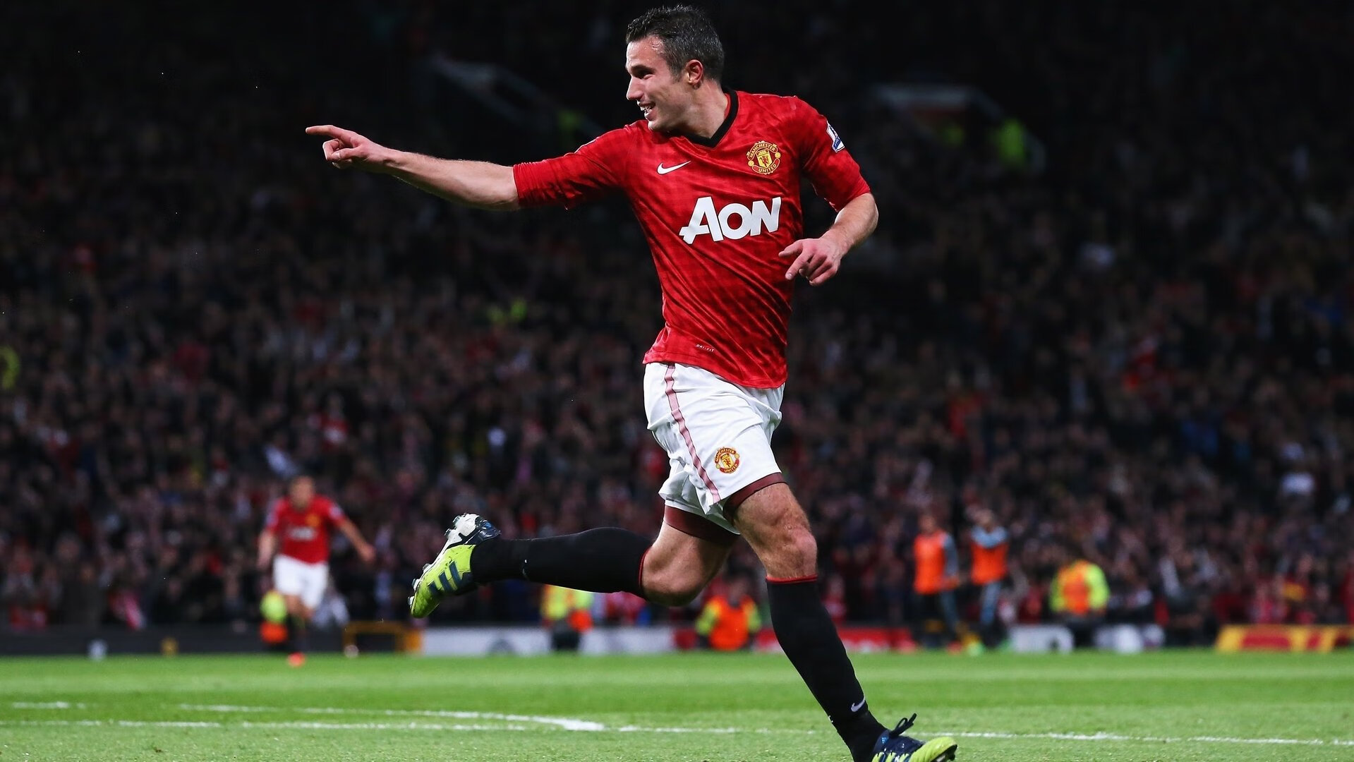 斯图加特中场组织持续稳定推进，斯图加特中锋